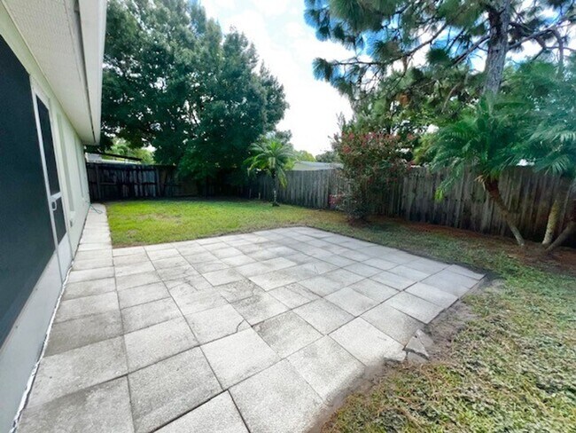 Building Photo - Welcome Home! Updated flooring & fresh interior paint! Move in OCTOBER! Beautiful 3X2 with attach...