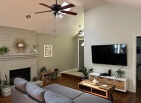 Building Photo - 1800 Maplewood Trl