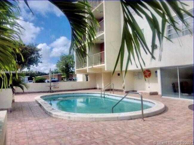 Building Photo - 1225 NE 124th St