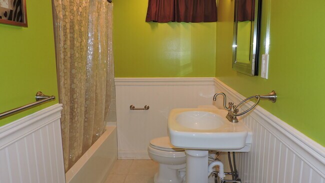 Building Photo - 4557 Grandview Ave