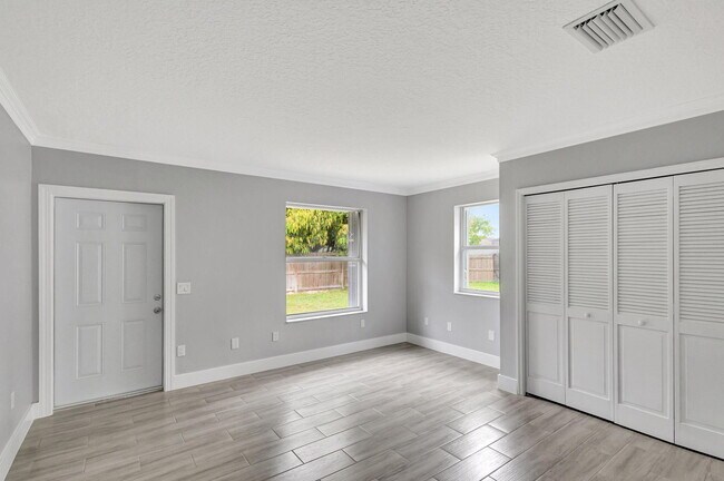 Building Photo - 843 Azalea Dr