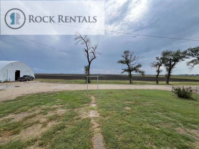Building Photo - 2 Bed 1 Bath Country Home with New Basement