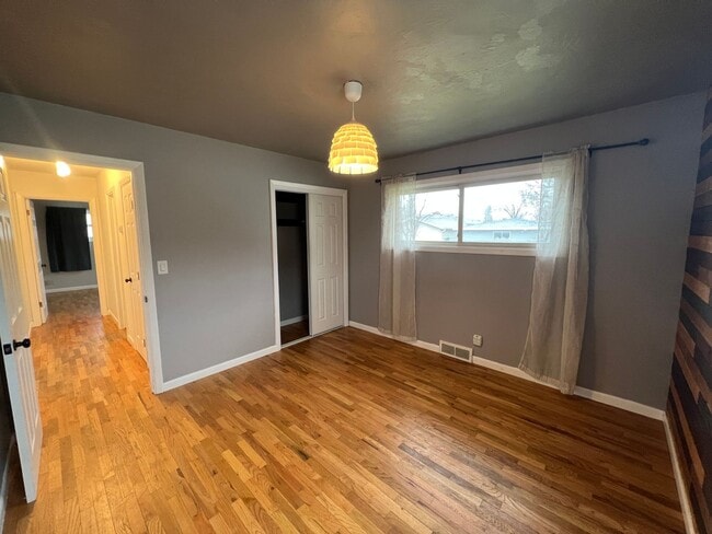 Building Photo - Spacious 4 Bedroom, 2 Bathroom Home on the...