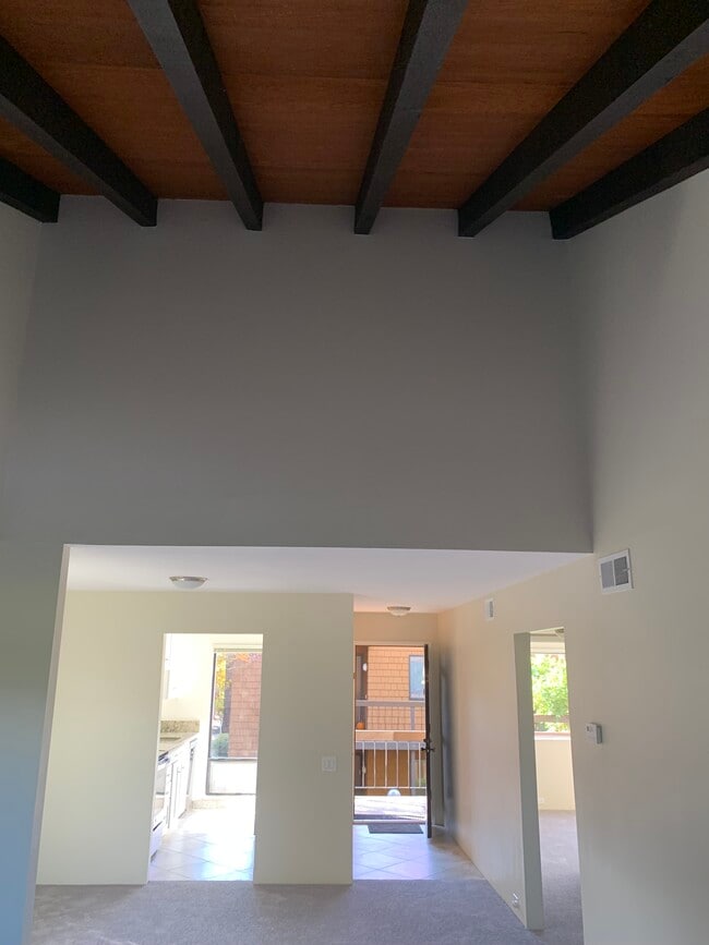 Building Photo - 796 Woodside Ln E