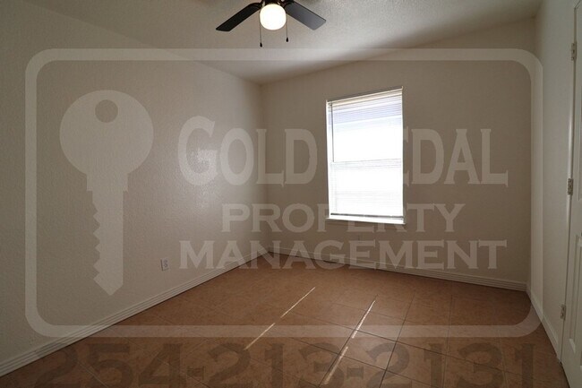 Building Photo - 2802 Alma Dr