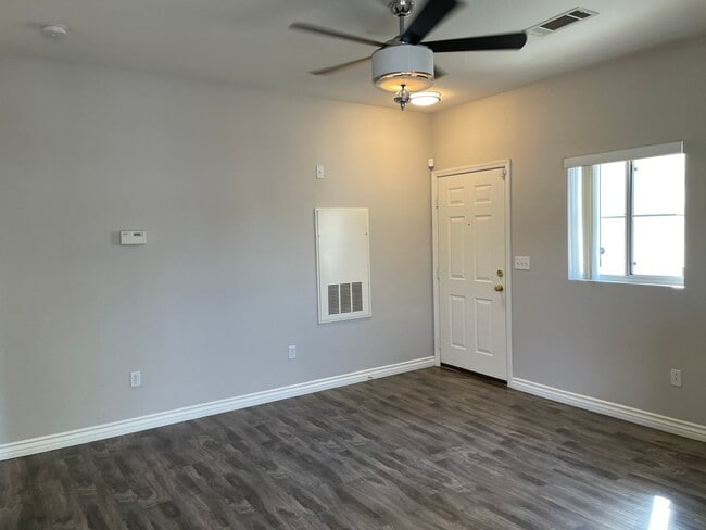Building Photo - 2 Bedroom Summerlin Condo - Gated community