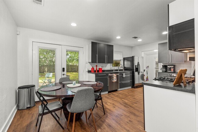 Building Photo - 5808 Community Dr