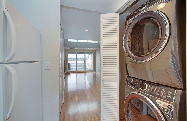 Building Photo - Bright Loft Condo with Stunning Columbia River Views