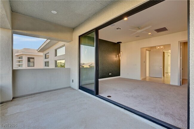 Building Photo - 68 Grey Feather Dr