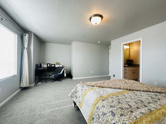 Building Photo - Spacious and Bright Townhome Available Sep...