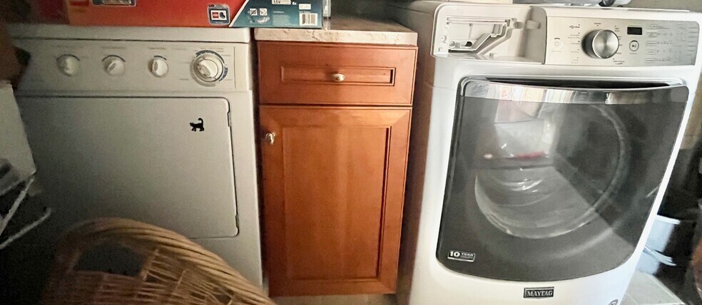 Building Photo - 67 Hillside St