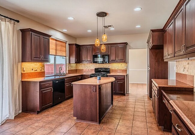 Building Photo - Gorgeous Four Bedroom Three Bathroom Home in Winchester