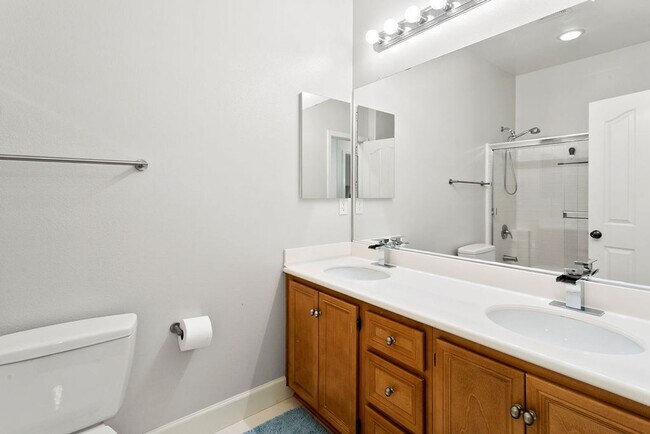 Building Photo - Amazing Ladera Ranch Townhome with Upgrades and a View!