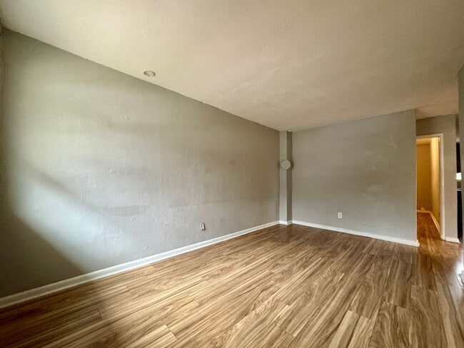 Building Photo - 708 W 47th St