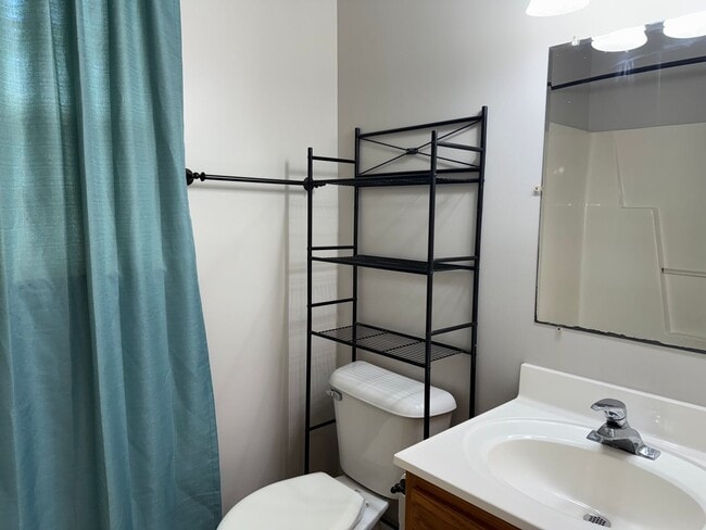 Building Photo - Charming Cul-de-Sac Home