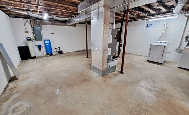 Building Photo - 3 Bed / 1-1/5 Bath Single Family Home w/Attached 2-Car Garage