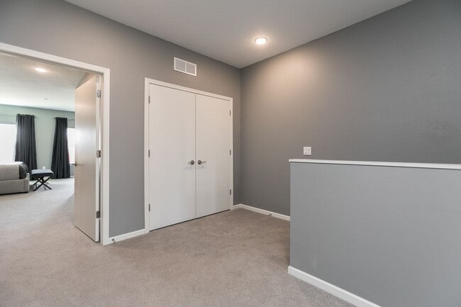 Building Photo - Fully Furnished Townhome Blocks Away From Downtown