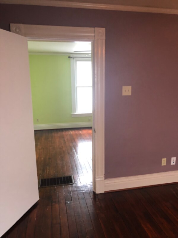 Building Photo - 553 Lilly Ave