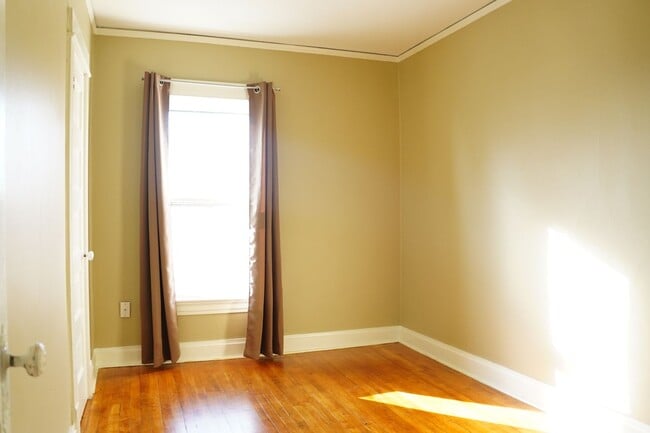 Building Photo - AVAILABLE JUNE - 3 BED 1 BATH