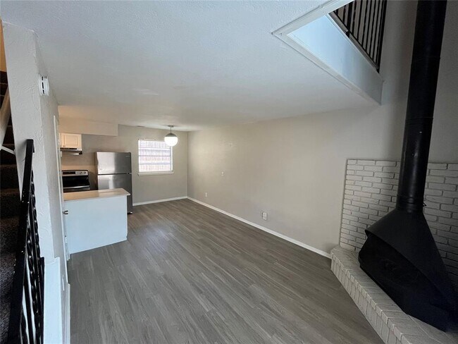 Building Photo - 401 NW 24th St