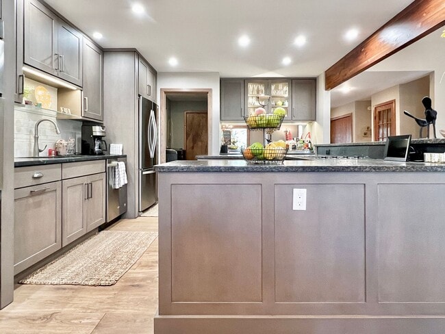 Building Photo - 6245 Summit Ct