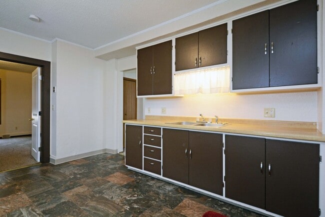 Building Photo - Spacious 3-Bed 1-Bath Unit in Hastings - Available Now!