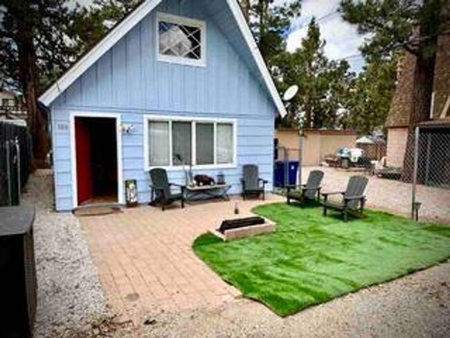 Building Photo - 2 Bedroom Lodge- Pet Friendly- Fenced Yard