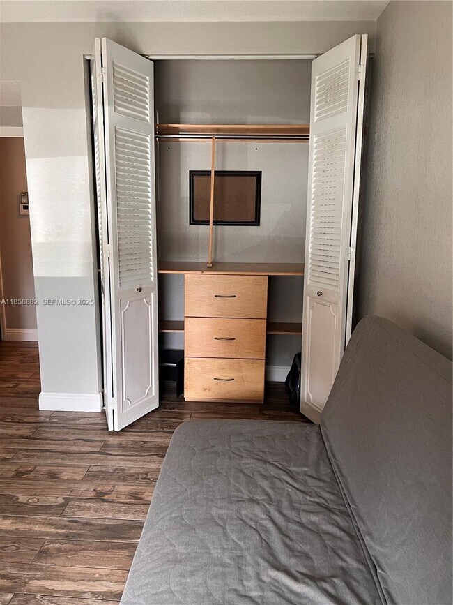 Building Photo - 400 N Riverside Dr