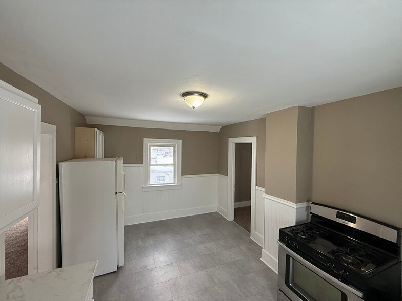 Building Photo - 121 N 8th St