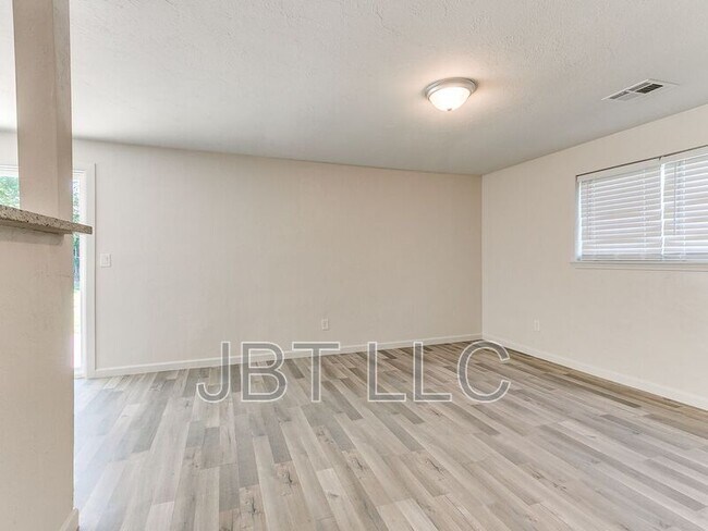 Building Photo - 4416 Meadowoak Dr