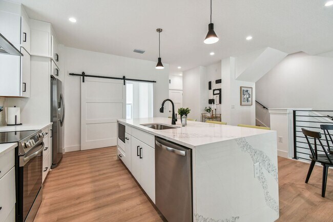 Building Photo - A charming coastal townhouse, just minutes from downtown St. Pete!