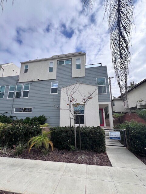 Building Photo - Ultimate Beach House! 3 Bed/3 Bath with Ocean Views from Every Floor, Panoramic Rooftop Deck, Dua...