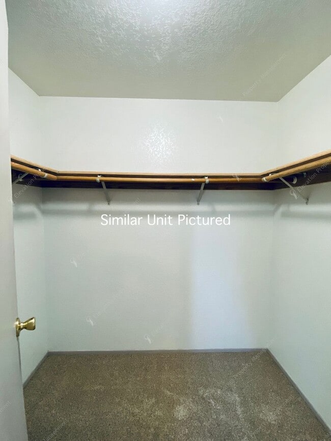 Building Photo - 2810 NE Mesa Ct