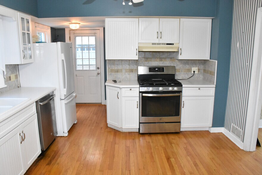 Building Photo - 351 Ravine St