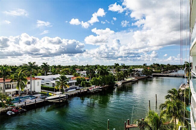 Building Photo - 9400 W Bay Harbor Dr