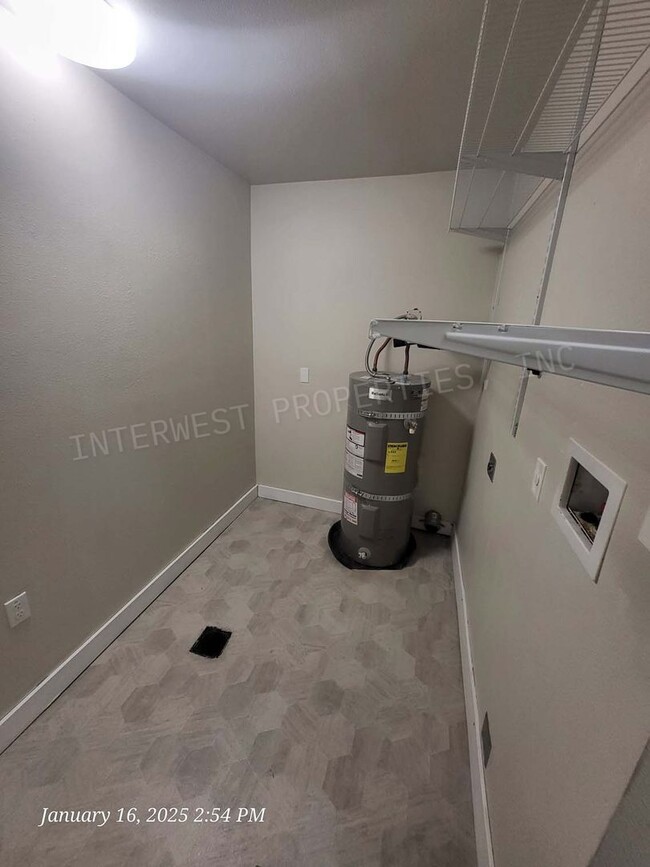 Building Photo - Super Cute 2bd Ranch Style Hillsboro home w/Garage, w/d hookups and yard!