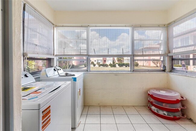 Building Photo - 1153 Rue des Rois