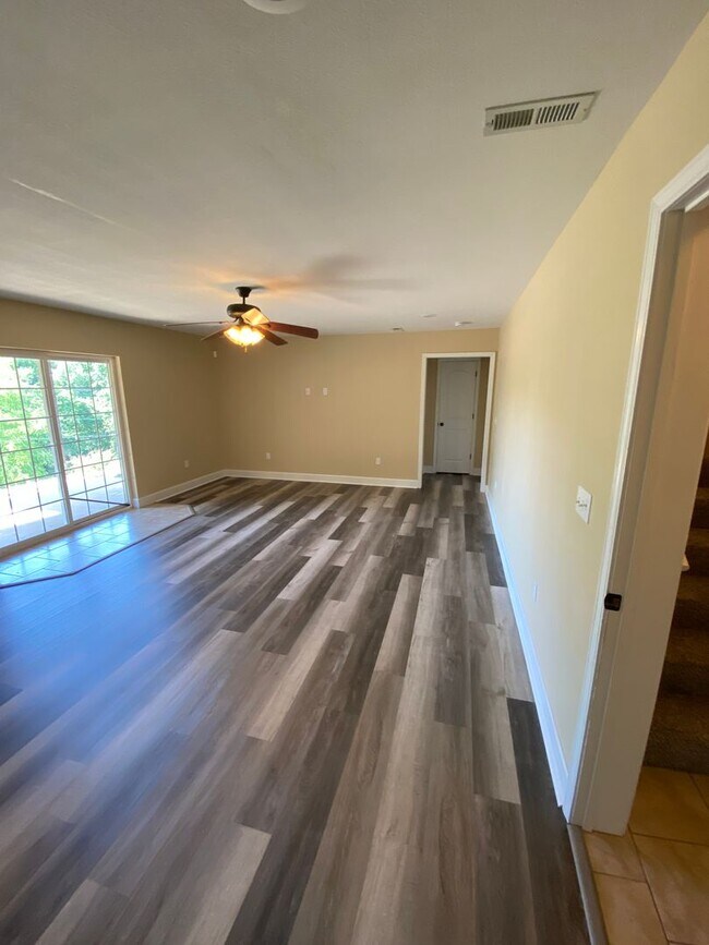 Building Photo - Luxurious 5 Bedroom Home in Woodridge Estates