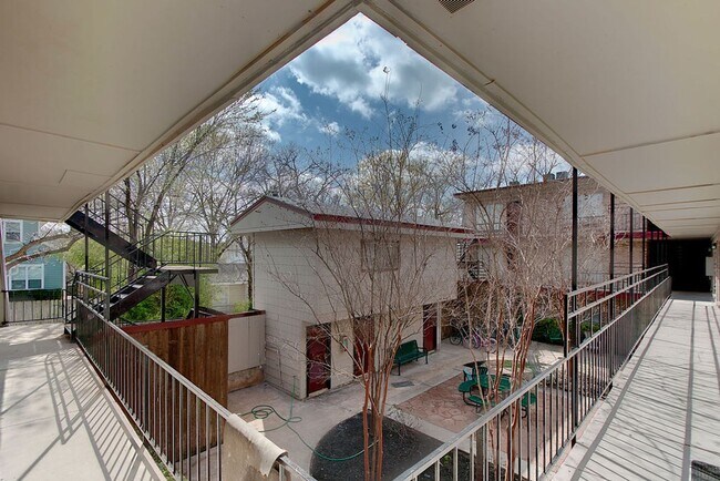 Building Photo - WASHER / DRYER, WOOD FLOORS OPEN LIVING LAYOUT !!