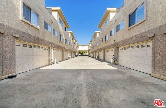 Building Photo - 10215 Variel Ave