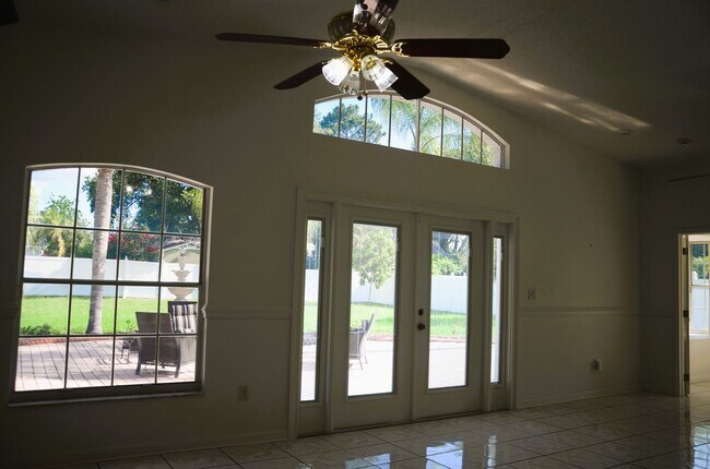 Building Photo - Spacious 4-Bed, 3-Bath Belle Isle Home wit...
