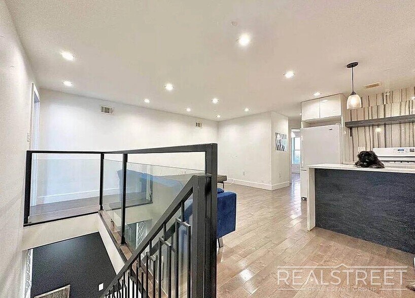 Building Photo - Massive 3 Bed (Flex 4 Bed) 3.5 Bath Duplex with Private Backyard in Bed-Stuy