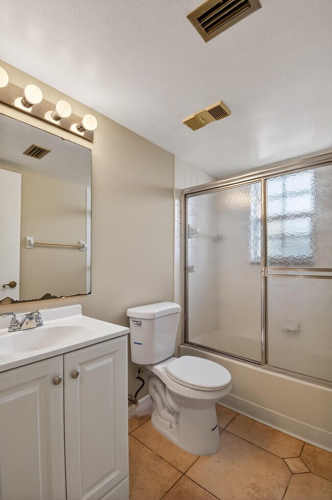 Building Photo - 1620 SE Green Acres Cir