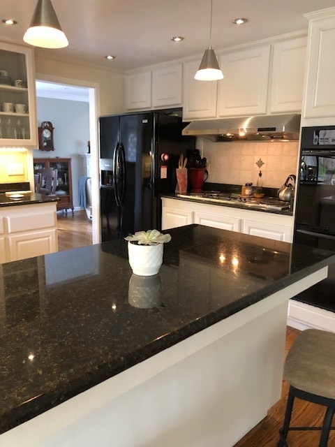Granite Counter tops in spacious kitchen - 819 Rubis Dr
