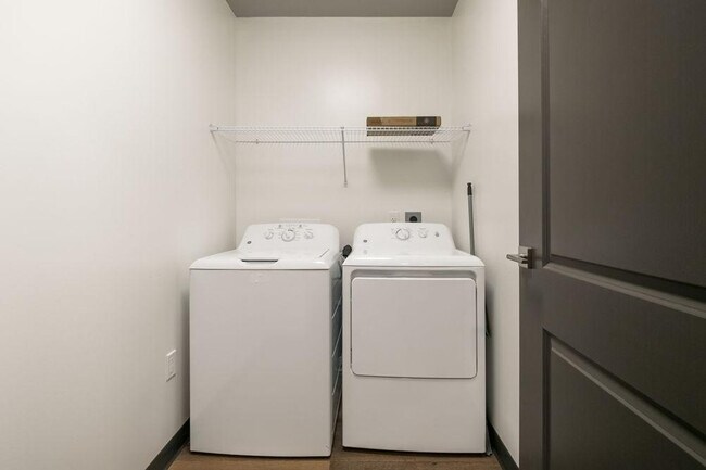 Building Photo - 611 Commerce St