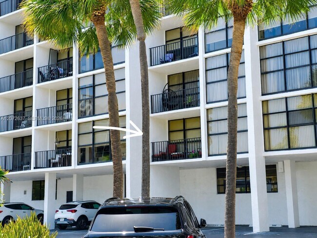 Building Photo - 600 Parkview Dr