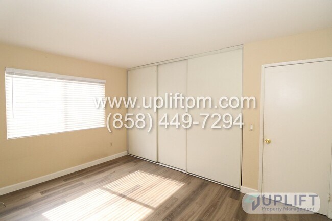 Building Photo - 3 Bed, 2 Bath House w/ 2-Car Garage, Priva...