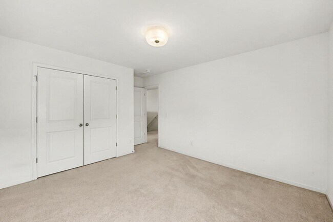 Building Photo - 121 Rockingham Way