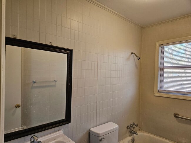 Building Photo - New Listing