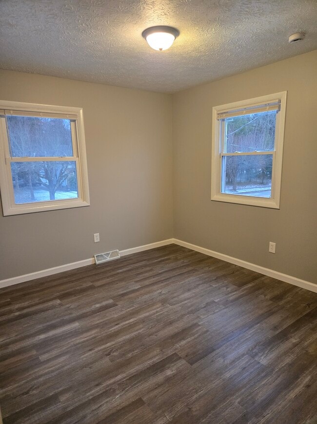 Building Photo - 541 E School St